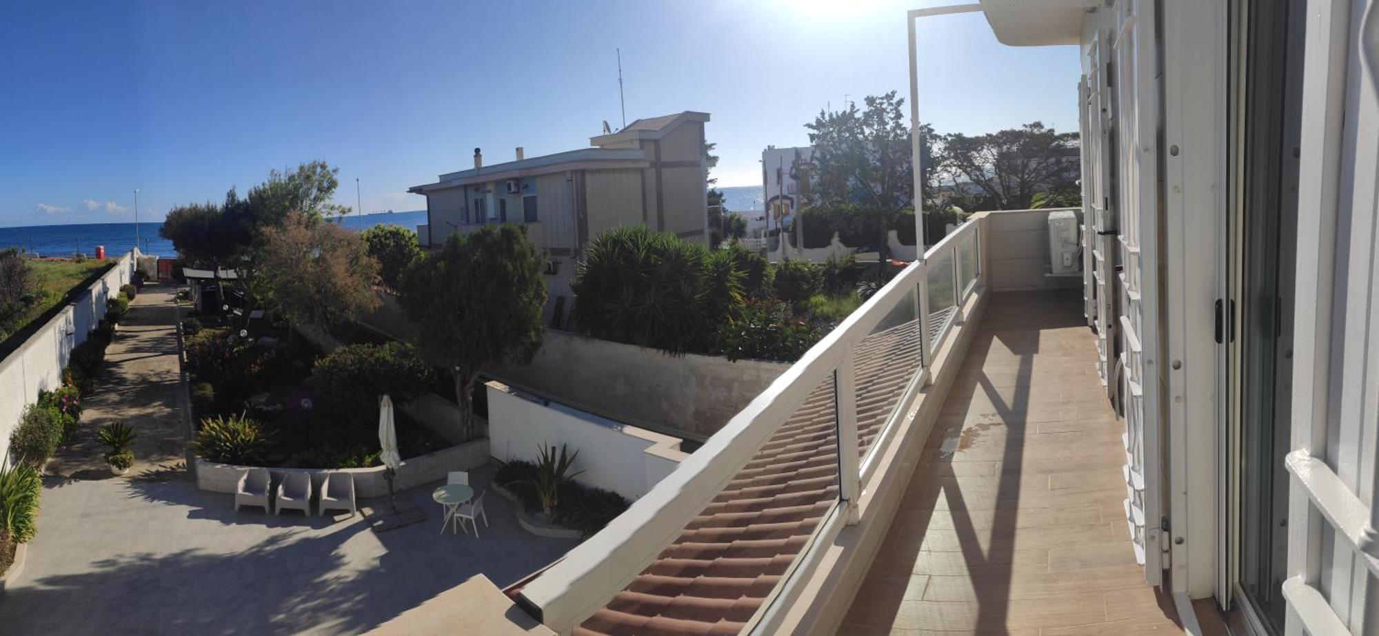 Seagull Apartments - Front And Sea View & Airport Bari Dış mekan fotoğraf